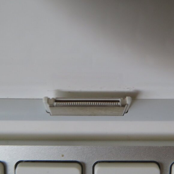 Apple Keyboard Dock A1359 for iPad Generation 1/2/3 Pre-Owned (K708) - Picture 7 of 8